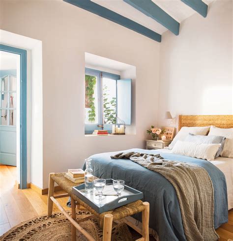 dormitorio en tonos azules con detalles en blanco