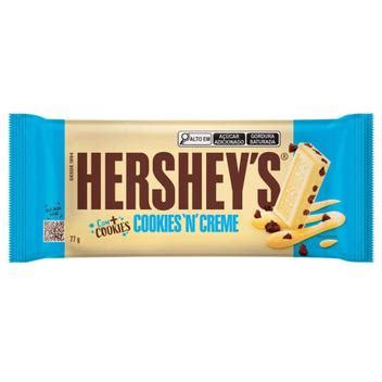 Sección transversal de una barra Hershey Cookies 'n' Creme mostrando la crema de vainilla y los trozos de galleta