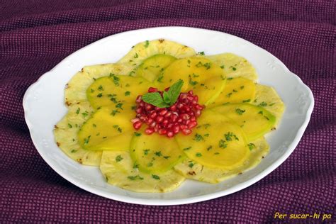 Carpaccio de piña con granada y sal de vainilla