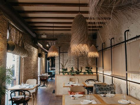 Interior de un restaurante tipo bodegón de campo con parrilla a la vista