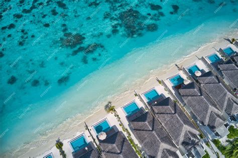 Foto aérea del complejo turístico con bungalows, piscina y amplias zonas verdes