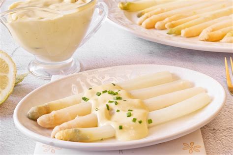 Plato: Espárragos blancos frescos con salsa holandesa casera