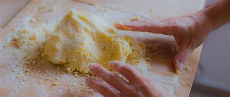 Masa de plátano verde aplastada en un bol, lista para ser moldeada.