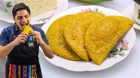 Empanadas de verde friéndose en aceite caliente hasta obtener un color dorado.