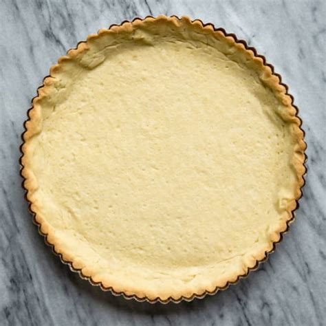Masa de tarta horneada y enfriándose