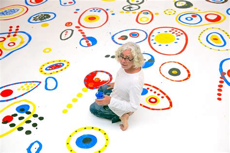 Retrato conceptual de Hervé Tullet rodeado de sus icónicos puntos de colores y formas geométricas básicas.