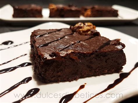 Brownie de chocolate sin azúcar, sin gluten, sin lactosa y sin harina sobre plato de madera