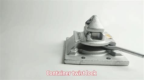 Twistlock manual en posición de amarre de un contenedor, mostrando la palanca de operación