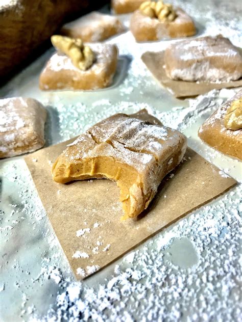 Ingredientes listos para la preparación del aireado de manjar y nuez