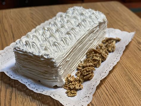 Imagen paso a paso de la preparación del aireado de manjar y nuez: estirado de masa, untado de manjar y nueces, y enrollado