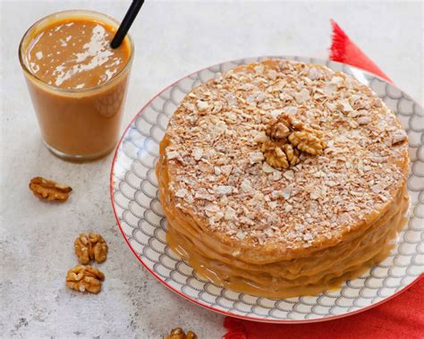 Aireado de manjar y nuez recién horneado, dorado y listo para servir