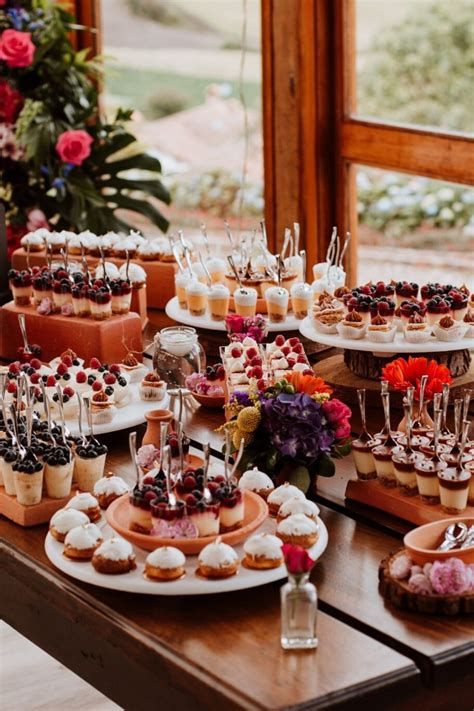 Mesa de brunch con variedad de postres dulces