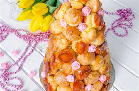 Croquembouche terminado con hilos de caramelo