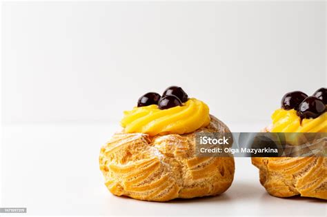 Choux individuales recién horneados y rellenos