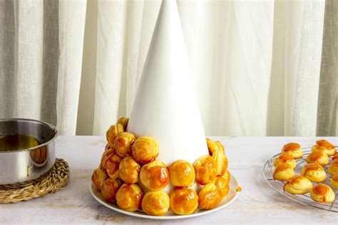 Diagrama o foto del montaje paso a paso de un Croquembouche