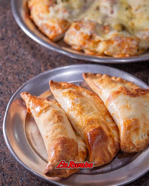 Fotografía de empanadas horneadas recién salidas del horno.