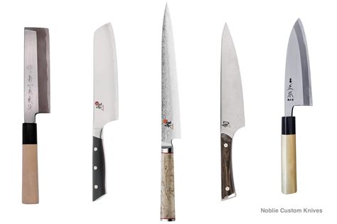 Conjunto de cuchillos japoneses (Yanagiba, Deba, Usuba) sobre una tabla de cortar.