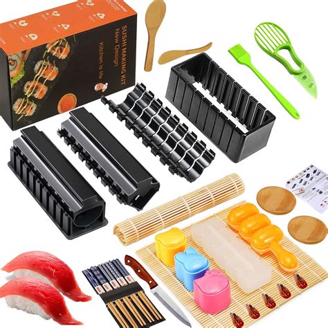 Composición de varios kits de sushi con diferentes accesorios y moldes.
