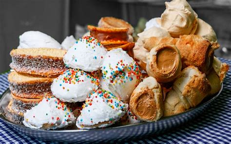 Mesa con variedad de pasteles y dulces chilenos
