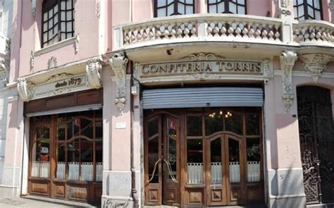 Entrada de la histórica Confitería Torres en Santiago