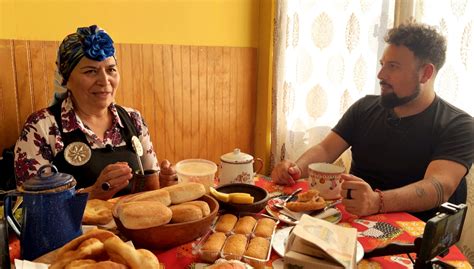 Mesa con té, pan, y pasteles para la tradicional