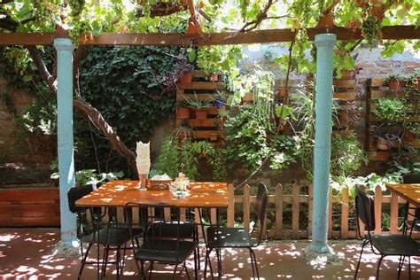 Jardín interior de El Parrón de Franklin con mesas