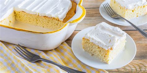Porción de pastel de tres leches decorado