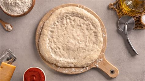 Disco de masa de pizza con los ingredientes del relleno distribuidos.