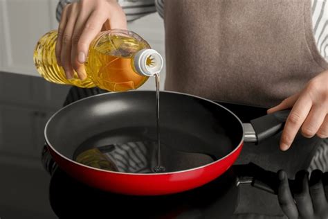 Pizza frita dorándose en una sartén con aceite caliente.