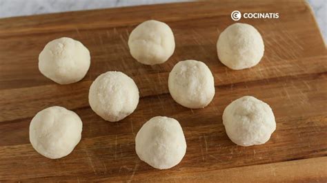 Bolitas de masa de maíz cubiertas con una toalla húmeda.
