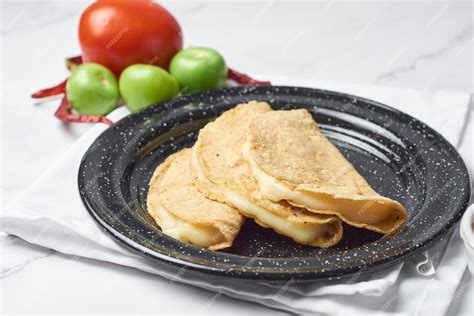 Quesadillas rellenas de queso listas para freír.