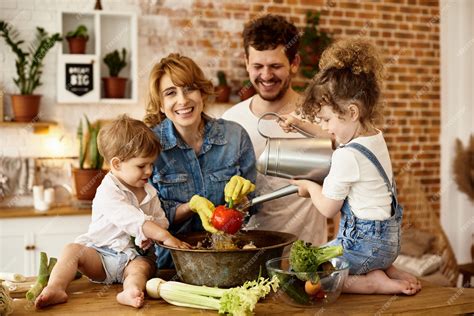 Fotografía de Ana Nelson cocinando con sus hijos.