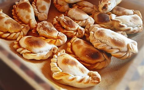 Plato variado de empanadas argentinas