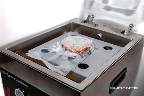 Proceso de sellado de empanadas con tenedor