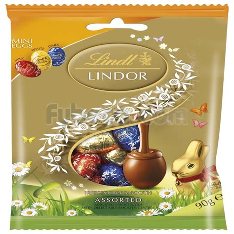 Fotografía de varios Mini Huevos de Chocolate Lindt Lindor esparcidos sobre una superficie elegante
