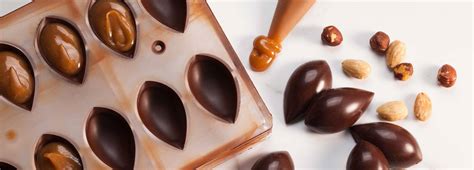 Bombones moldeados con un relleno cremoso, listos para ser sellados.