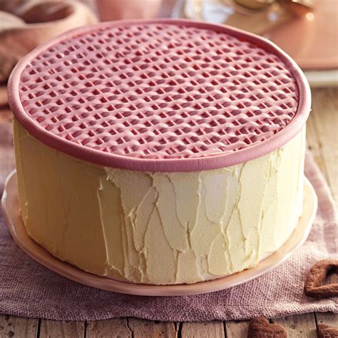 Esquema de capas de una torta: bizcocho, relleno, cobertura de butter cream y colocación de toppers decorativos