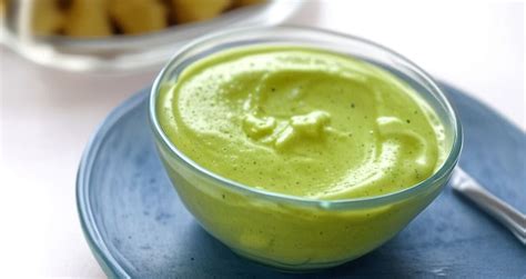 Foto de salsa de pimienta verde cremosa en un bol