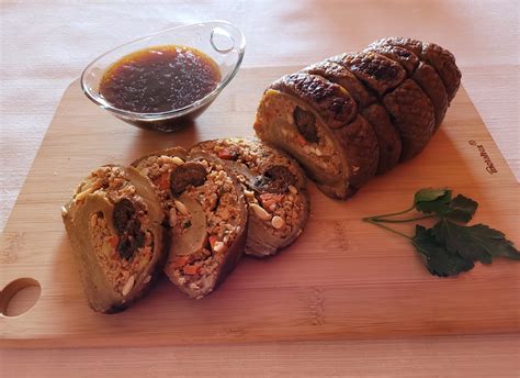 Plato de redondo de seitán en rodajas con salsa de pimienta verde