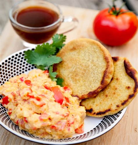 Plato de huevos pericos con arepa y café