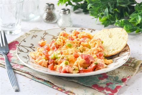 Ingredientes frescos para huevos pericos: tomates, cebolla, cilantro, huevos