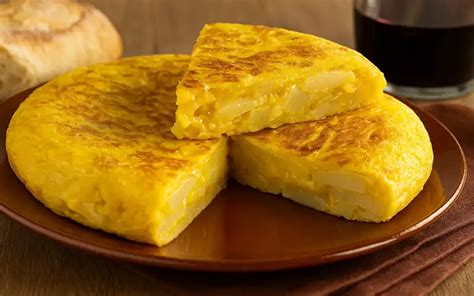 Foto de tortilla recién hecha acompañada de salsa de tomate