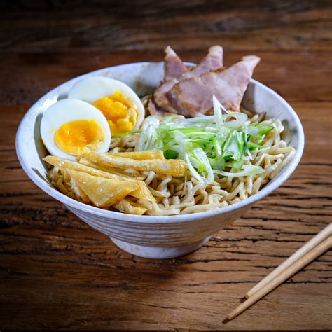 Plato de ramen servido en Nikkai Shokudo destacando sus ingredientes frescos