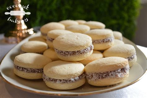 Alfajores de maicena apilados, algunos con coco rallado y otros más simples, listos para ser servidos.