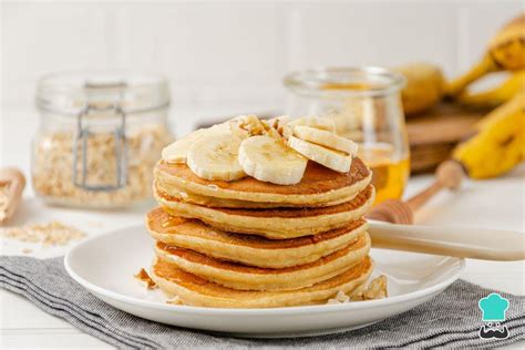 Fotografía de platos preparados con harina de avena: panqueques, pan casero y galletas saludables.