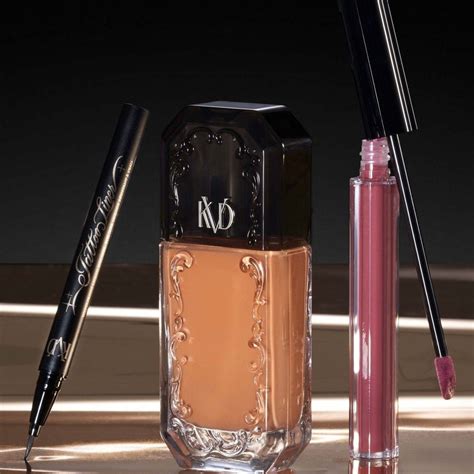 Imagen de los productos insignia de KVD Beauty destacando sus etiquetas de certificación cruelty-free y vegan.