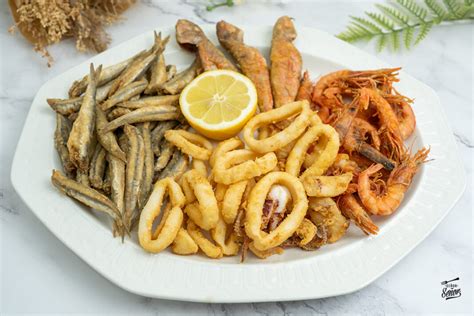 Detalle del proceso de fritura de pescado en aceite caliente