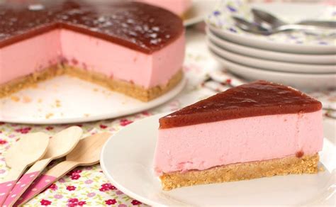 Torta de yogurt con frambuesas refrigerándose