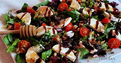 Ensalada de fresas y queso de cabra con frutos secos y hojas verdes