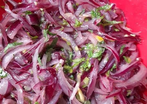 Variedad de ingredientes frescos para ensalada: cebolla morada, higos, frutos secos
